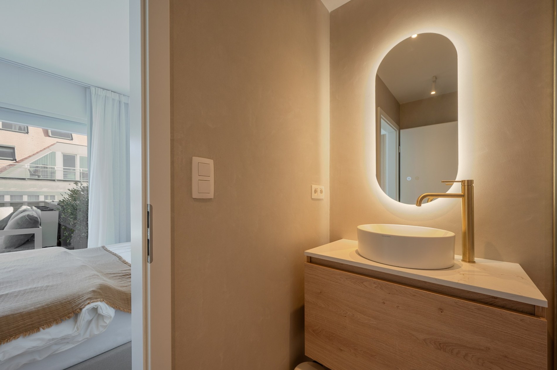 Penthouse duplex exceptionnel de 125 m² dans la résidence William, un bâtiment récent et élégant (2020), parfaitement situé au centre de Knokke. 