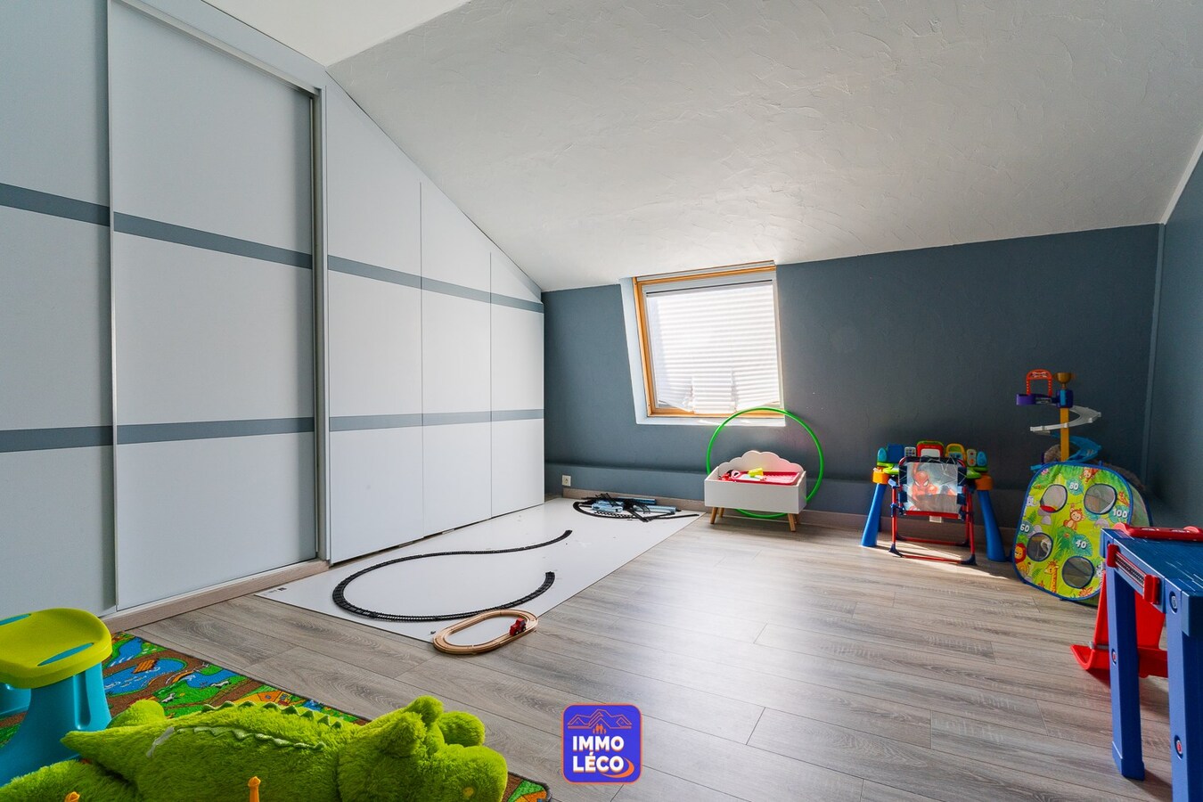 Maison offrant de beaux volumes avec jardin et terrasse couverte. 