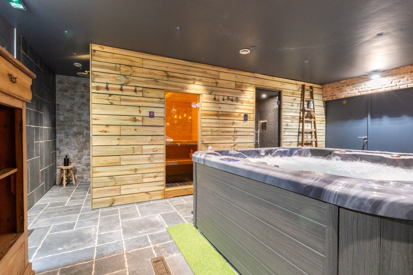 Ensemble immobilier érigé sur 2448m² (Corps de ferme, profession libérale, SPA Airbnb) 