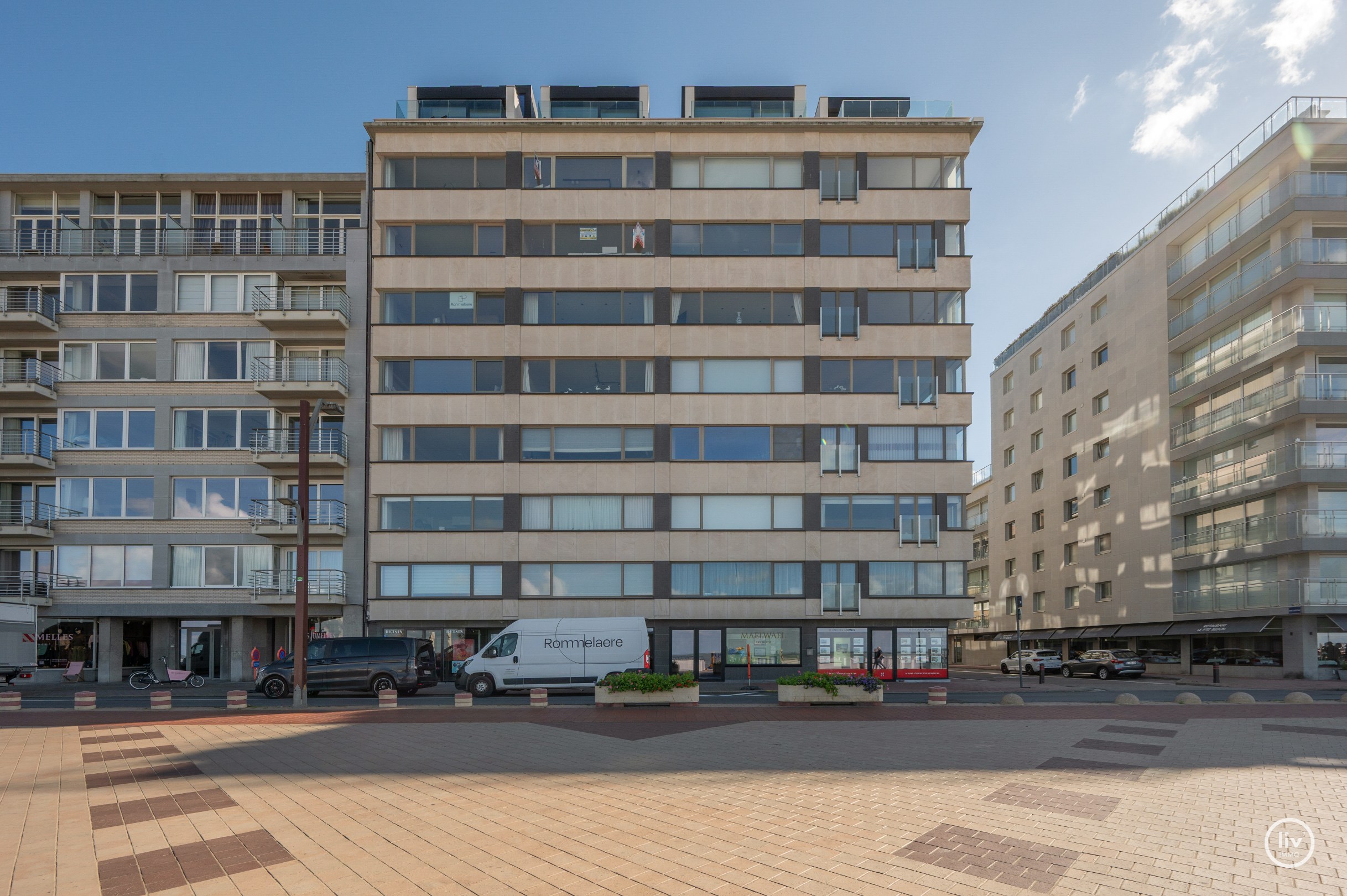 Prachtig gerenoveerd appartement op de zevende verdieping, op een absolute topligging aan de Zeedijk tussen het Lichttorenplein en het Albertplein. Dankzij de hoge ligging geniet het appartement van e 