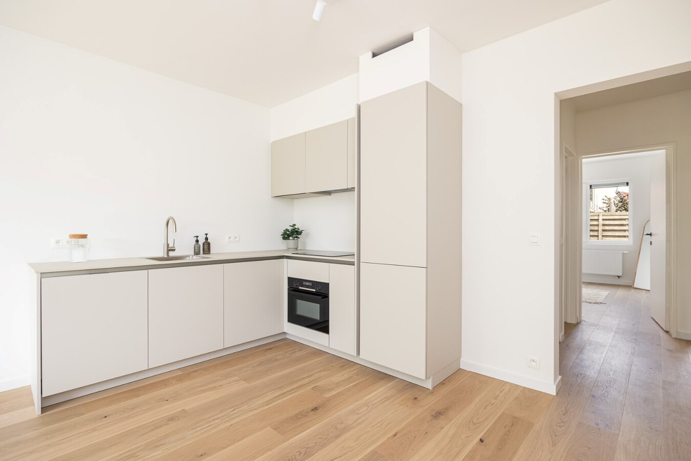 Gerenoveerd glvl appt met tuin te Kontich! 