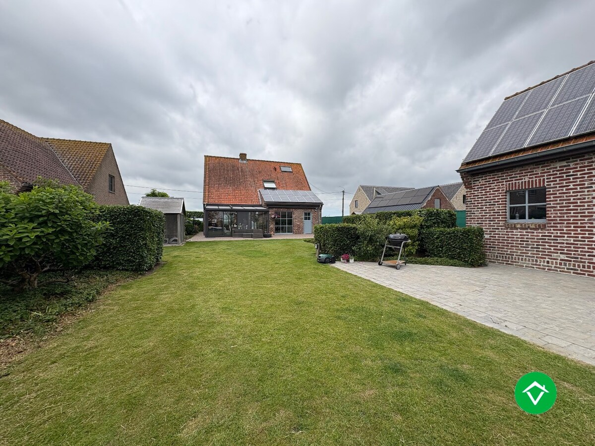 Alleenstaande woning met 4 slaapkamers en garage te Kortemark 