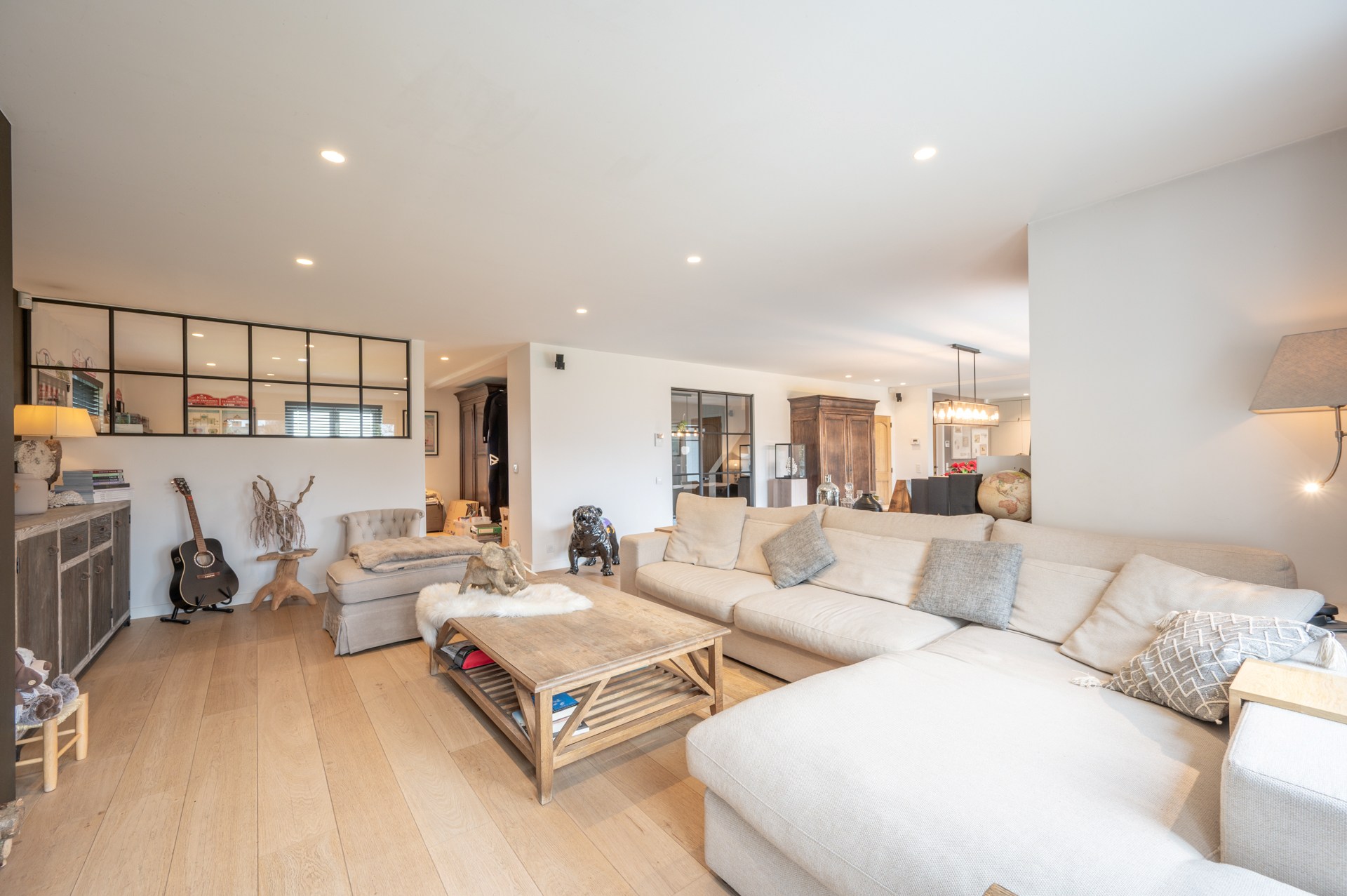 prachtig gerenoveerde alleenstaande villa geniet van een uitstekende centrale ligging, op slechts enkele minuten van het centrum van Knokke. 