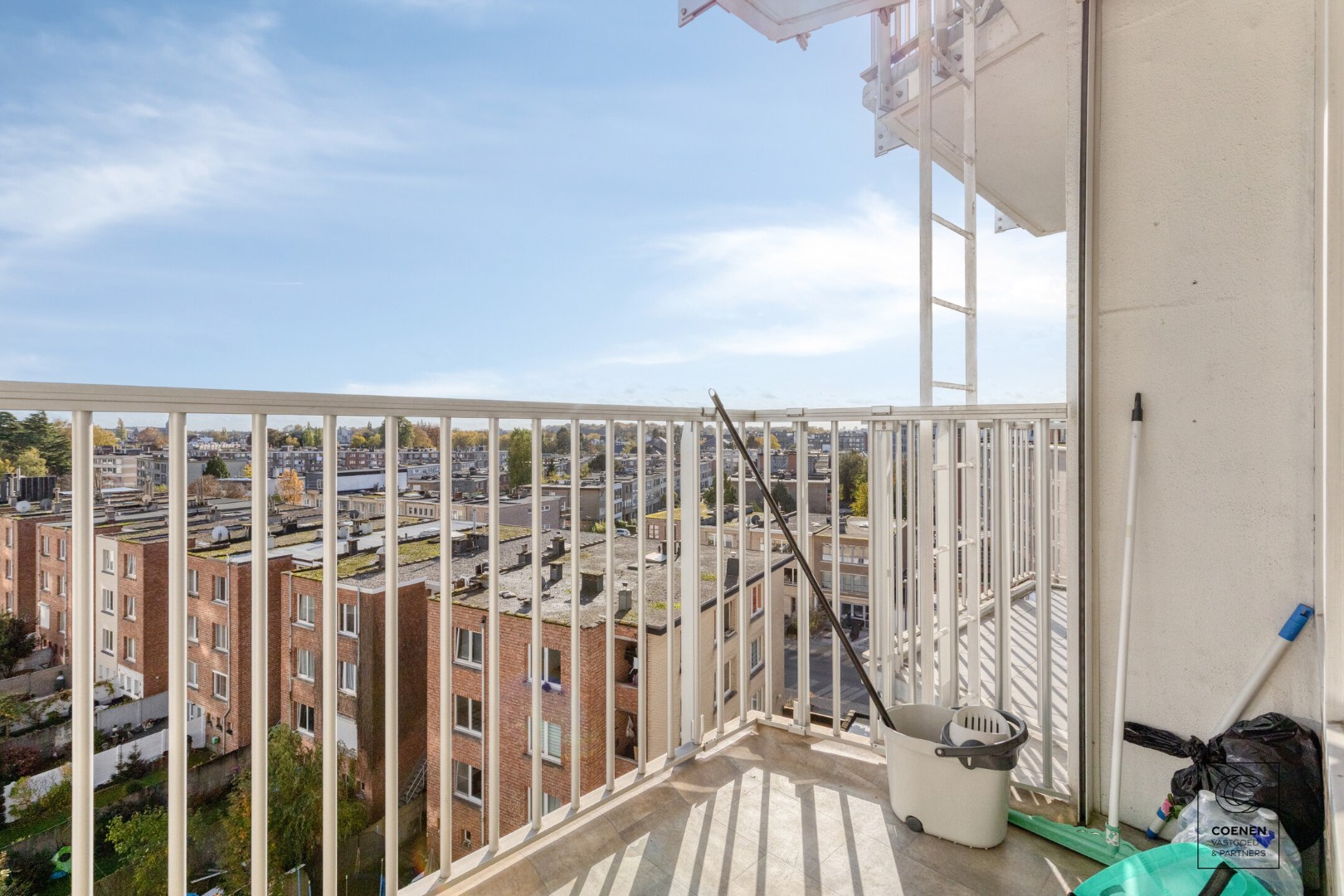Op te frissen appartement op de zesde verdieping met twee slaapkamers op een goede locatie te Deurne! 