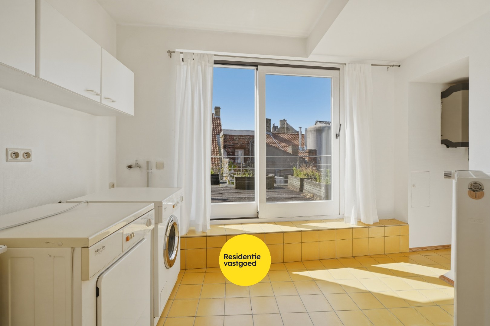 Multifunctionele woning met handelsruimte in hartje Veurne. 