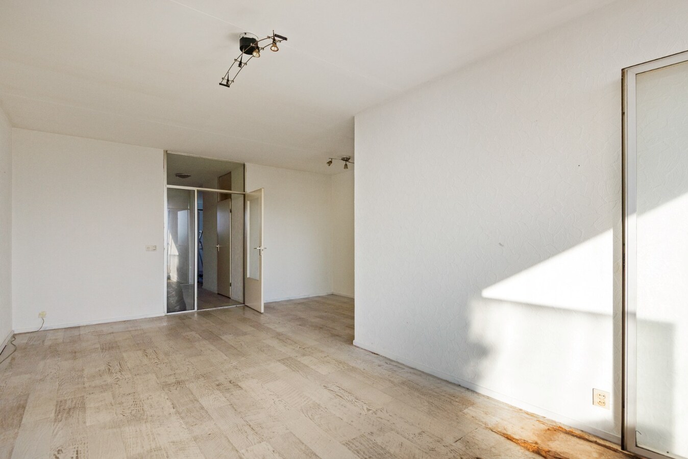 Te renoveren appt. met 2 slpk en terras te hartje Hoboken! 