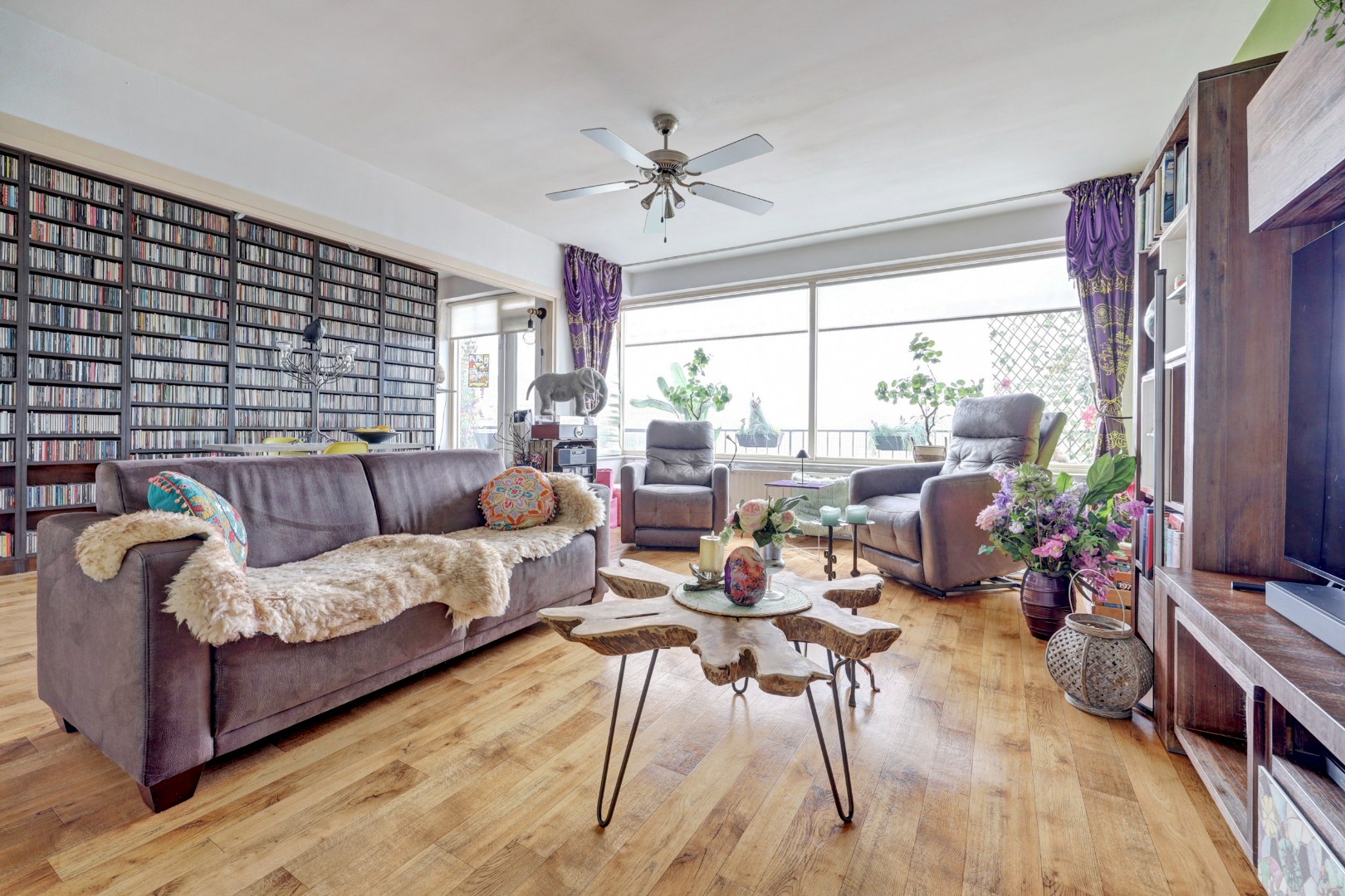 Dit ruime 3 -(voorheen 4) kamer appartement heeft een lichte woonkamer, zonnige balkon, 2 slaapkamers en is gelegen op 6e etage. 