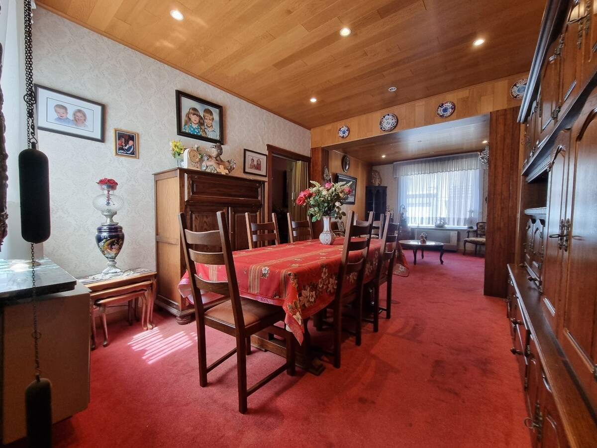 Te moderniseren woning op centrale ligging te Heist 