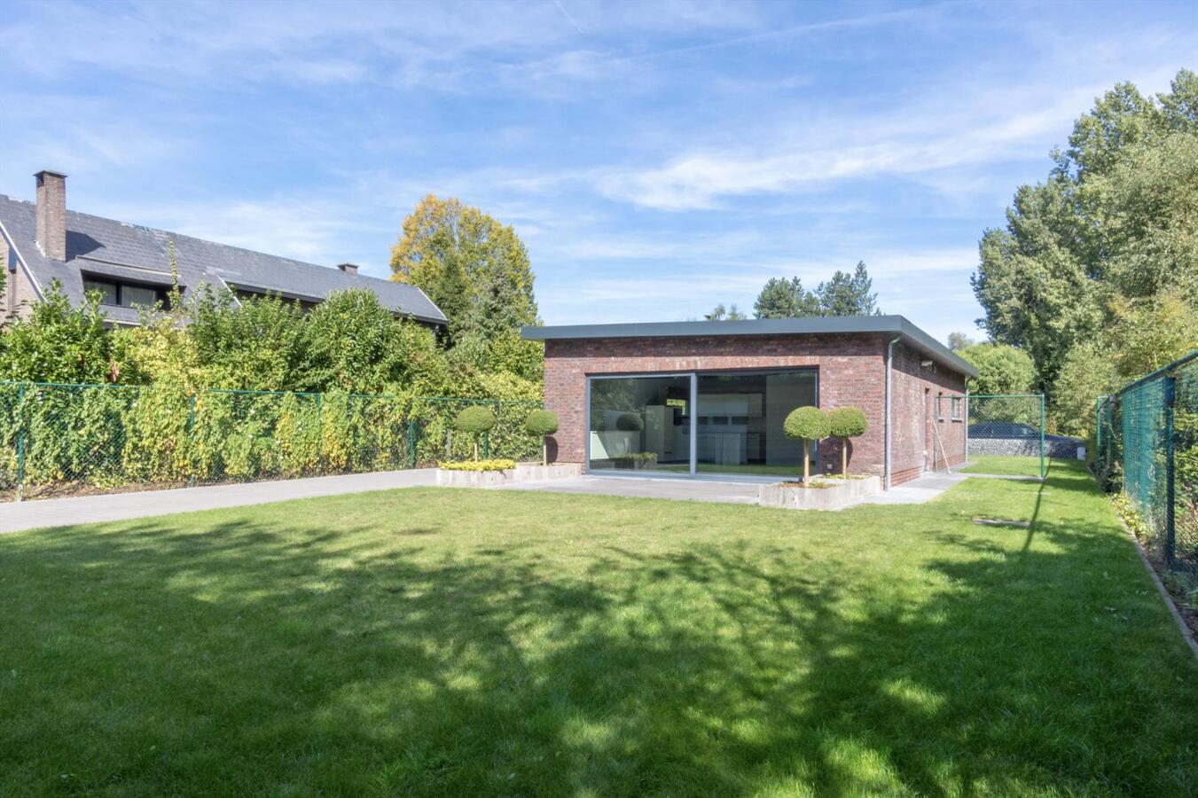 Moderne laagbouwwoning met magazijn 