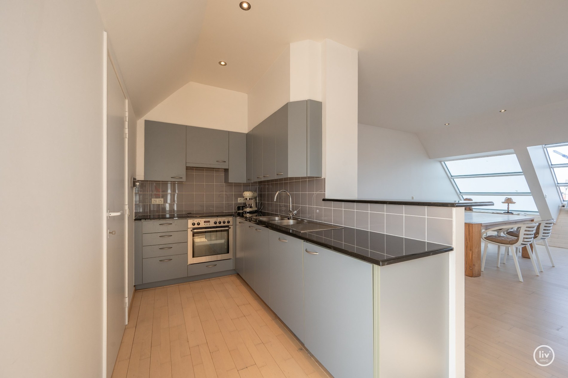 Lichtrijk en stijlvol loftappartement (110 m²) met zonneterras en panoramisch uitzicht in hartje 'Oude Knokke'' 