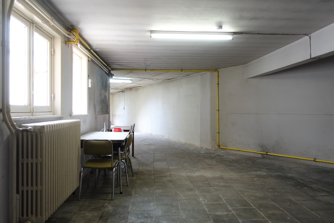 Half-open woning met garage/loods op uitstekende ligging 
