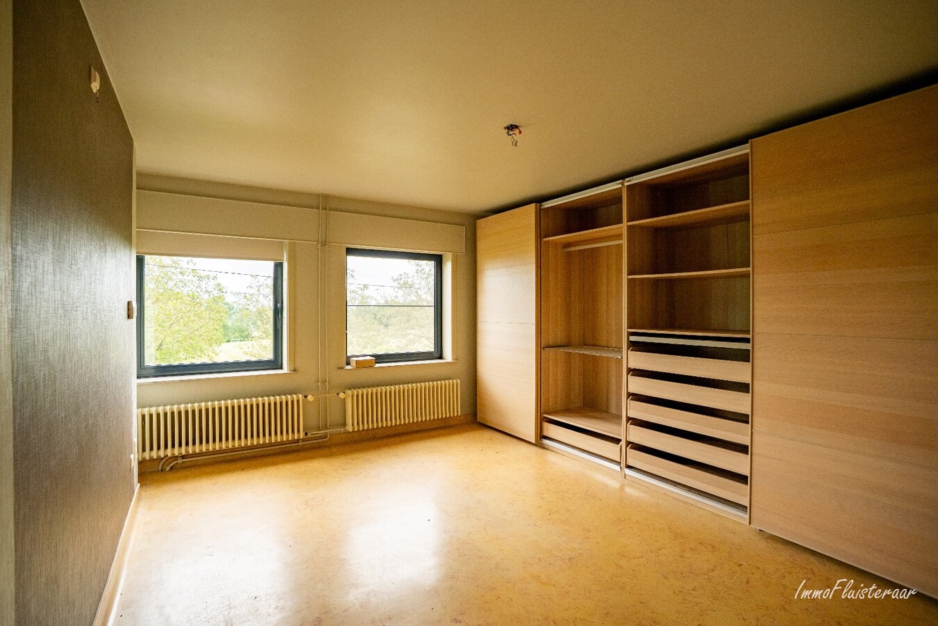 Landelijk gelegen bedrijfswoning met diverse bijgebouwen op ca. 3,5 ha te Bekkevoort (Vlaams-Brabant) 