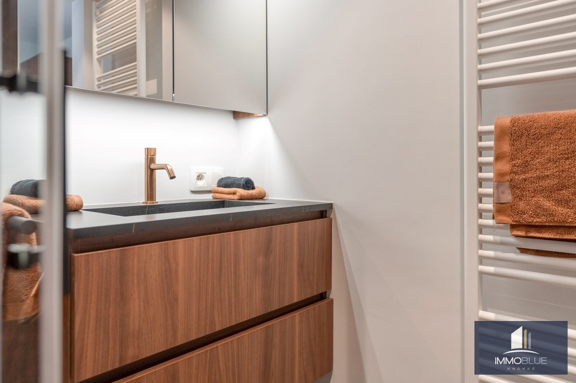 Situé dans un endroit calme, cet appartement entièrement rénové offre une vue dégagée sur les villas. 