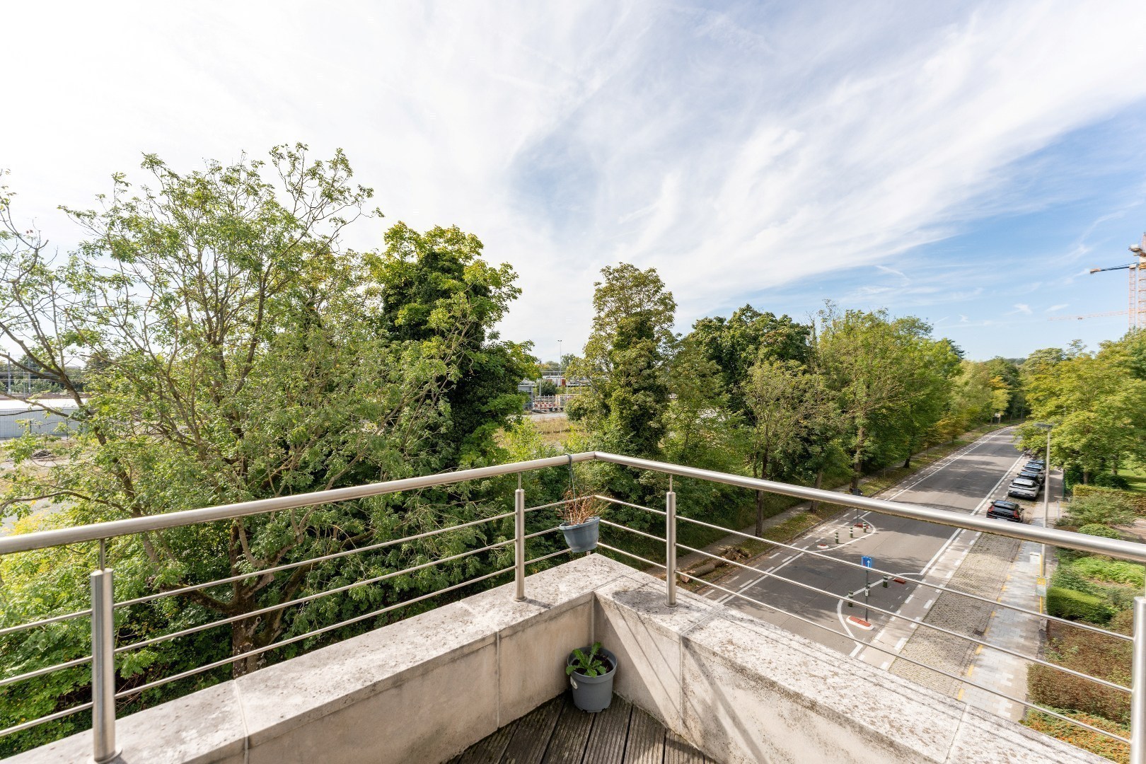 Ruim en licht 2 slaapkamerappartement nabij St-Pietersstation. 