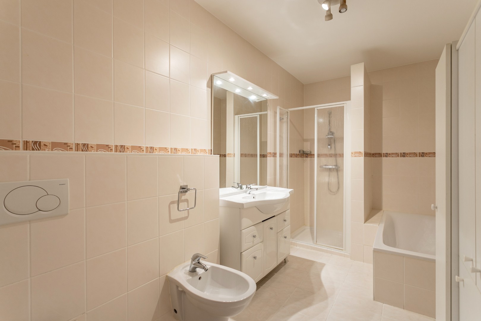 Appartement met 2 slpk, ruim terras en kelder 