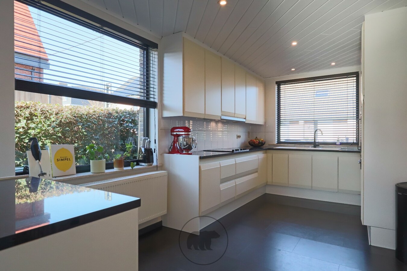 Instapklare en voortreffelijke gezinswoning, zuidgerichte tuin en 4 garageboxen 