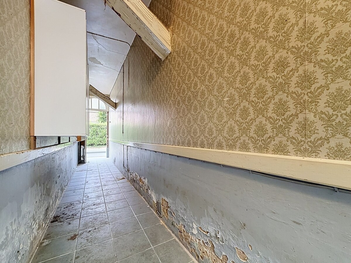 Ruime, te renoveren woning met veel potentieel te Erwetegem 