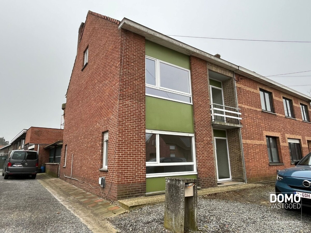 RUIME HALFOPEN WONING MET 3 SLAAPKAMERS IN LUMMEN 