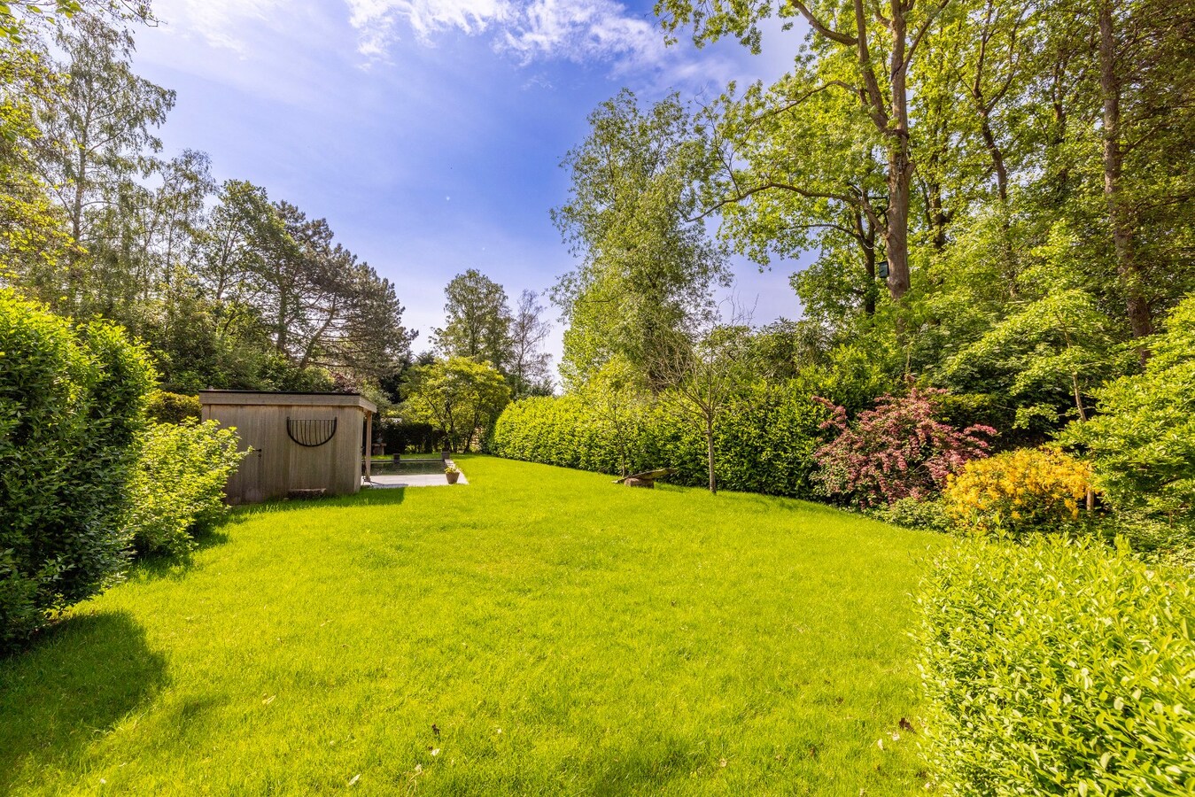 Ruim en charmant landhuis met 4 slpks en prachtige tuin 