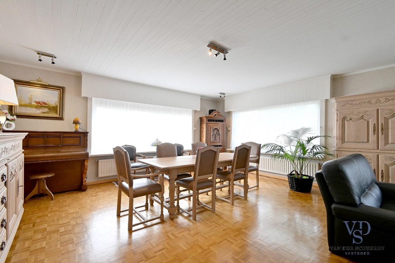 Statige villa in rustige residentiële wijk 