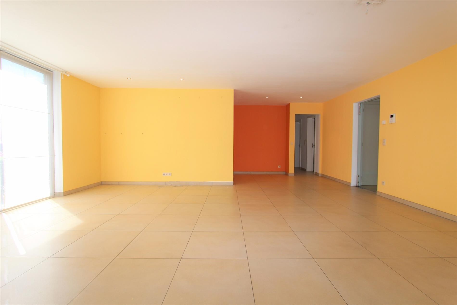 GELIJKVLOERS APPARTEMENT MET RUIM ZONNETERRAS EN GARAGE 