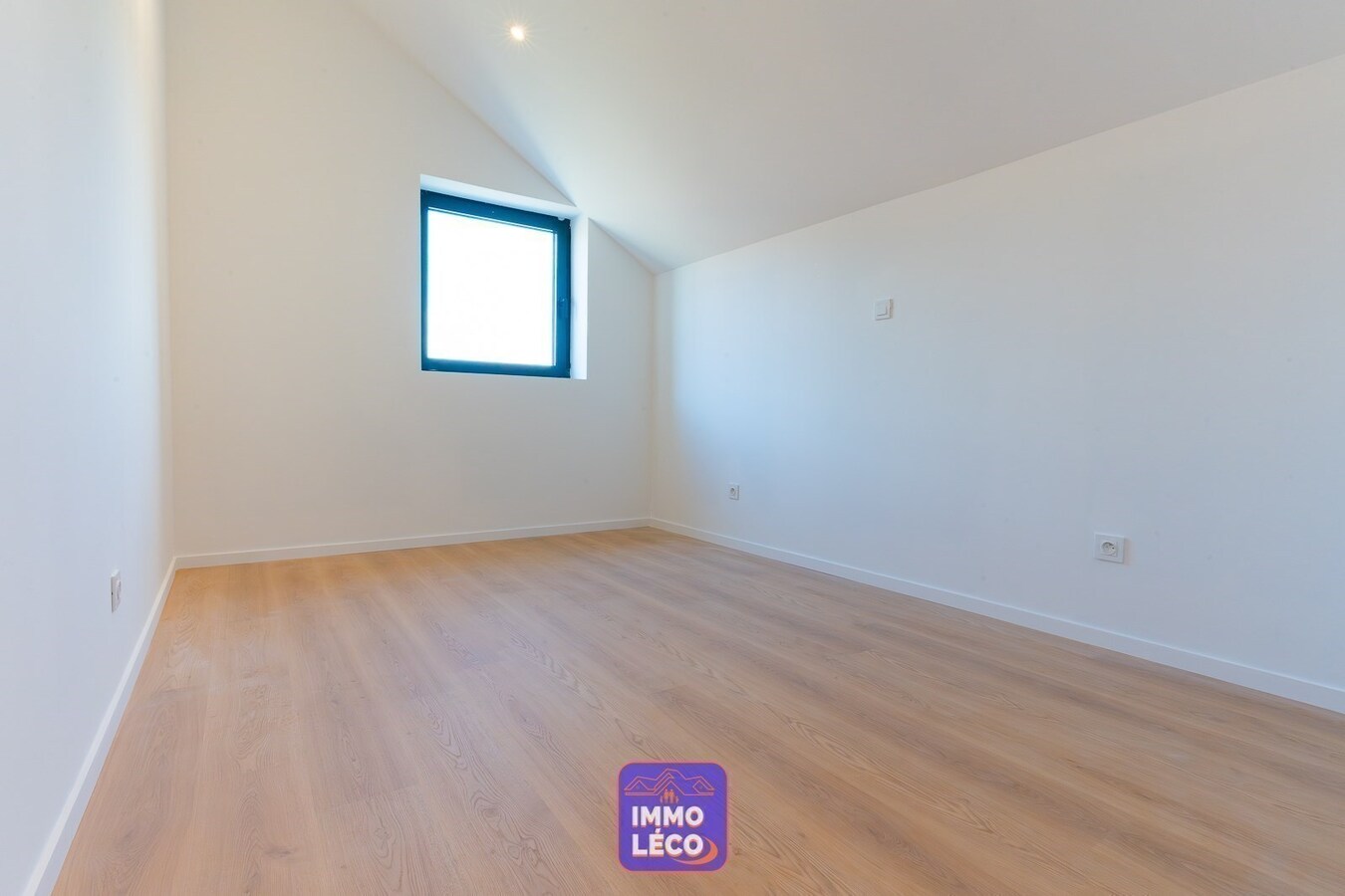 Maison neuve style "LOFT" avec patio, dans un clos résidentiel proche du centre-ville ! 