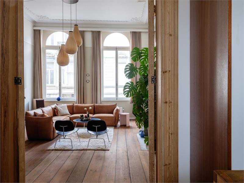 Uitzonderlijk klassevol herenhuis met handelspand in het hart van het historisch centrum 