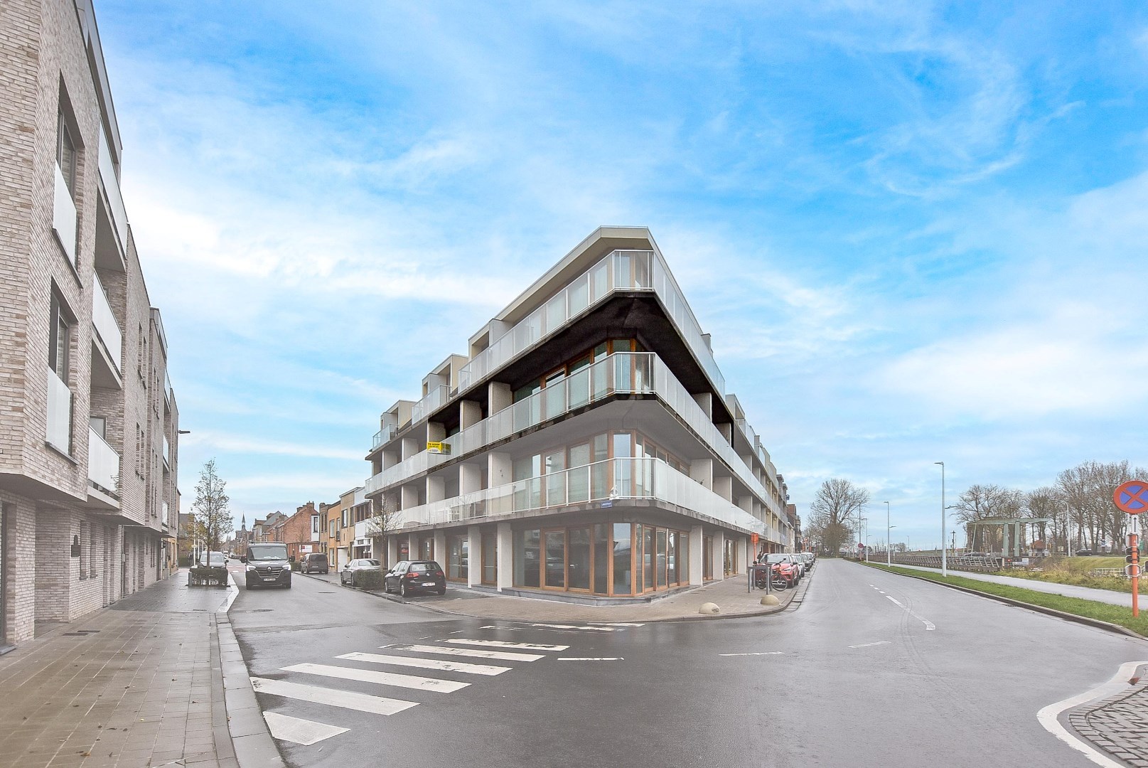 Luxueus praktisch appartement (122m² + 30 m²) met rondom terrassen te Nieuwpoort-Stad 