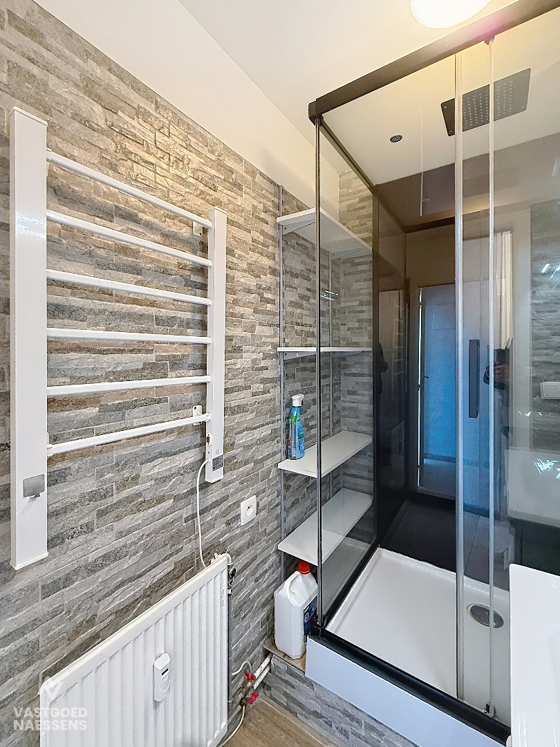 Studio prêt à emménager avec coin chambre et terrasse ensoleillée 