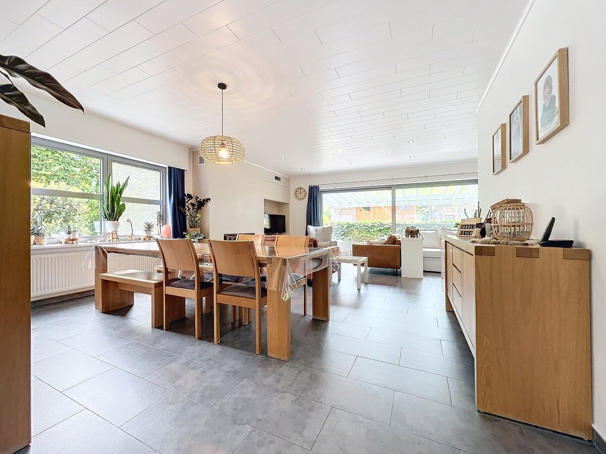 Recente, energiezuinige (label A) villa met groene achteruit te St.-Lievens-Houtem 