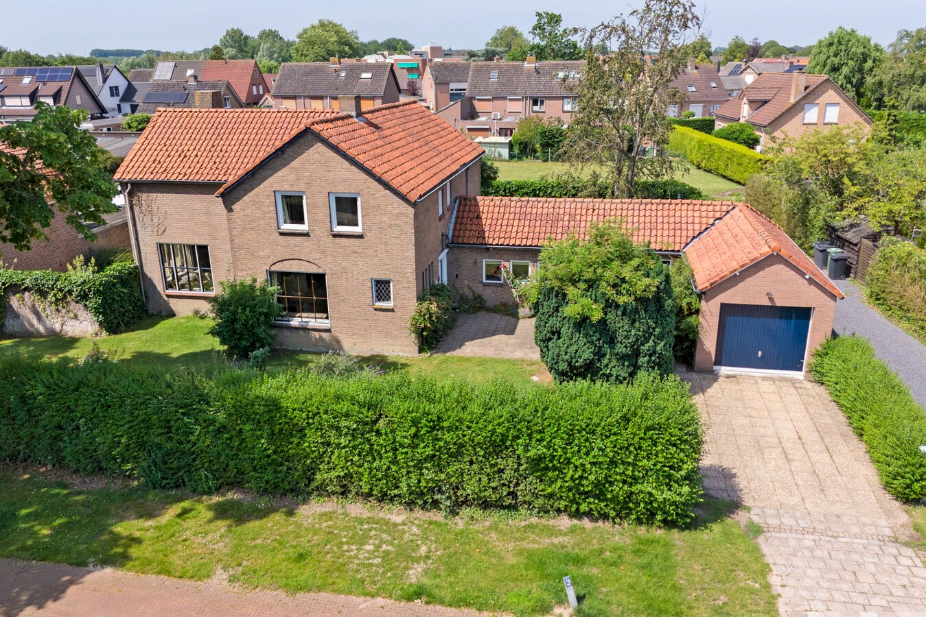 Vrijstaande woning met vijf slaapkamers, garage en royale tuin 