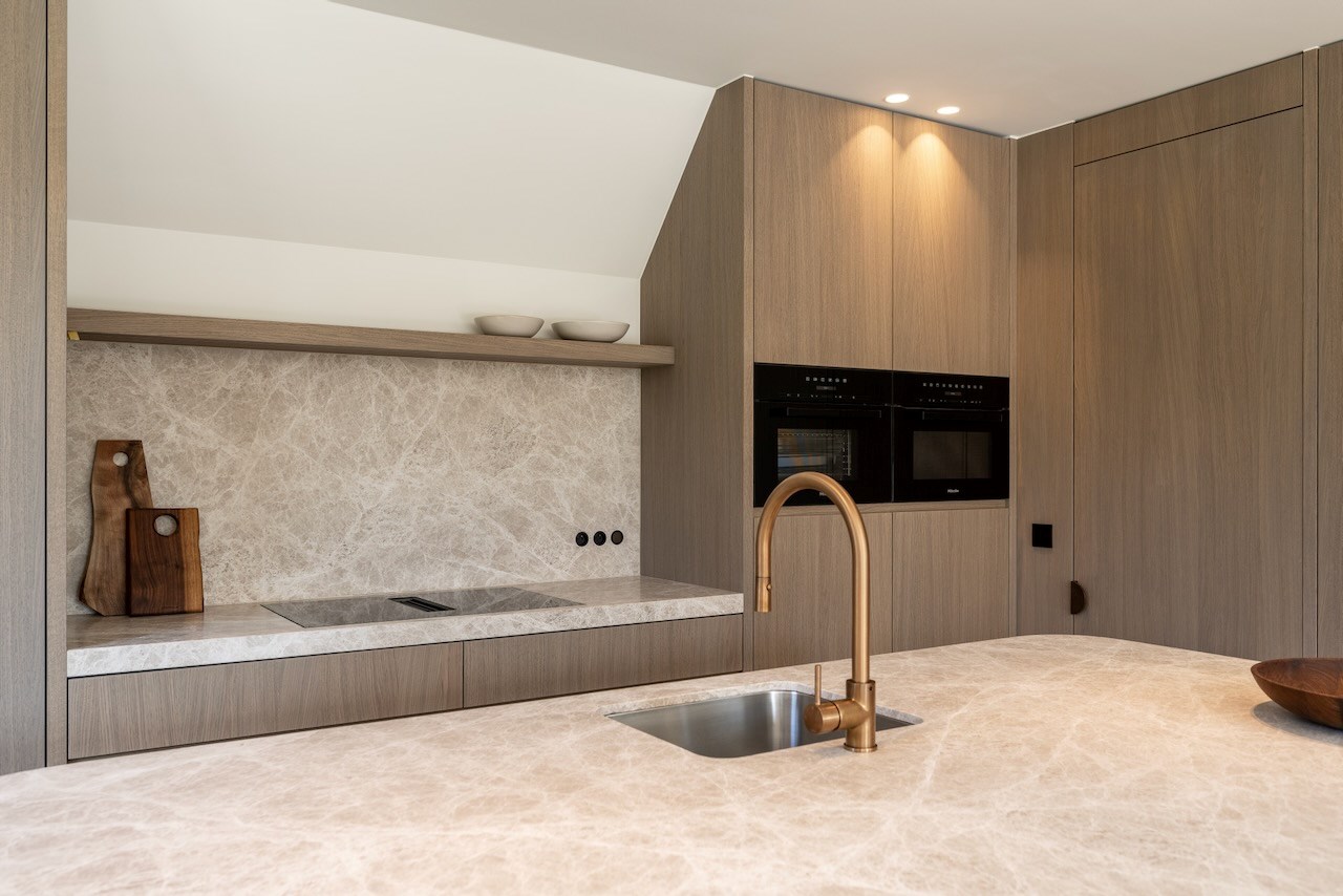 Cette magnifique maison individuelle rénovée avec une allée située dans un quartier calme à Knokke, offre tout ce dont vous avez besoin pour vivre confortablement. 