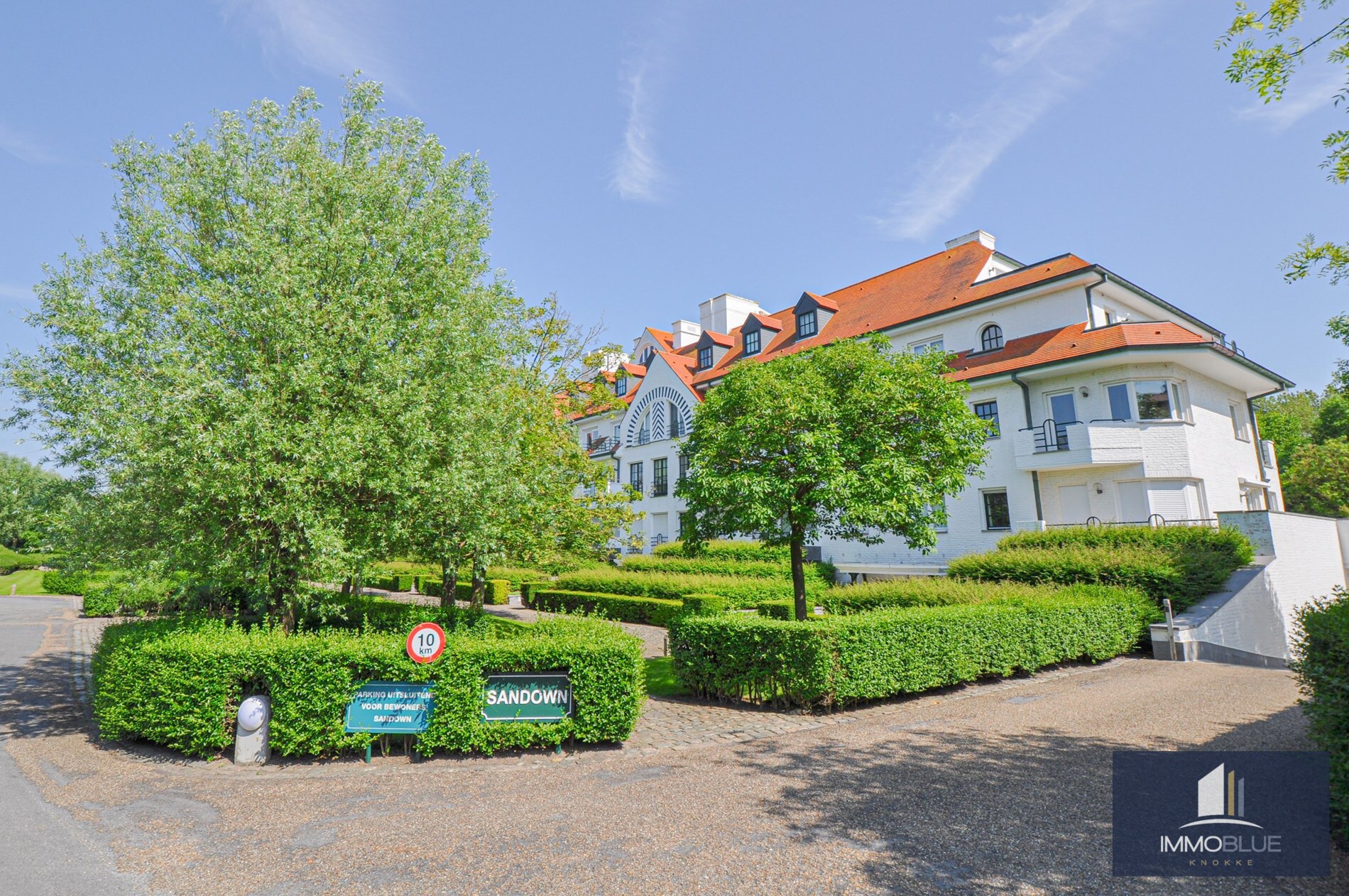 "Sublime appartement d'angle avec de spacieuses terrasses situé dans le prestigieux domaine Tennis Garden." 