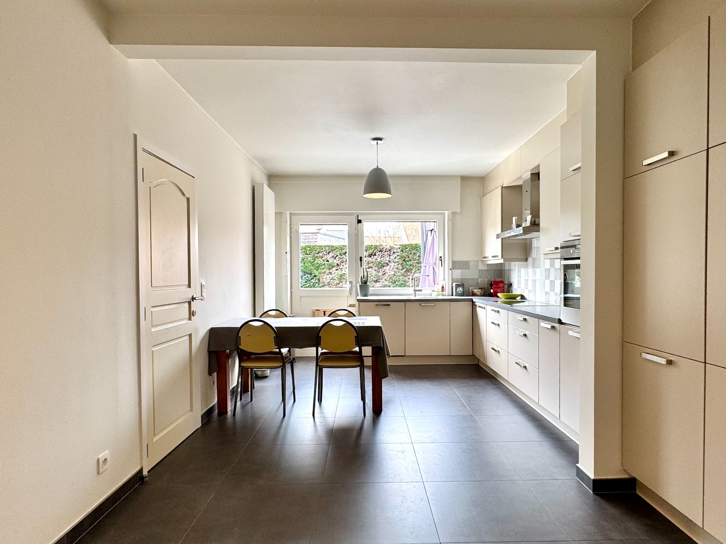 Instapklare halfopen bebouwing met 3 slaapkamers, tuin en garage te Zulte. 