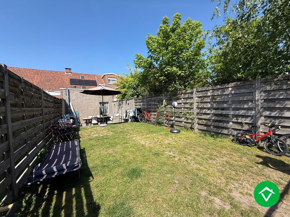 Instapklare woning met drie slaapkamers, tuin met uitweg, zolderkamer te Roeselare 