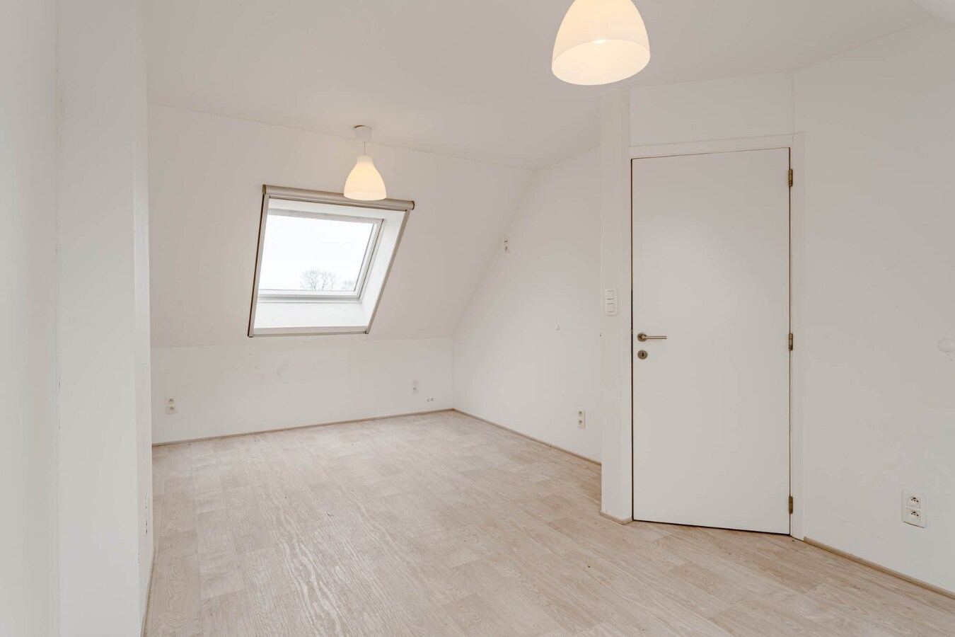 Gerenoveerde, goed onderhouden woning nabij het centrum van Bree mét een grote garage/werkplaats bereikbaar langs de Filterstraat aan de achterzijde van de woning! 