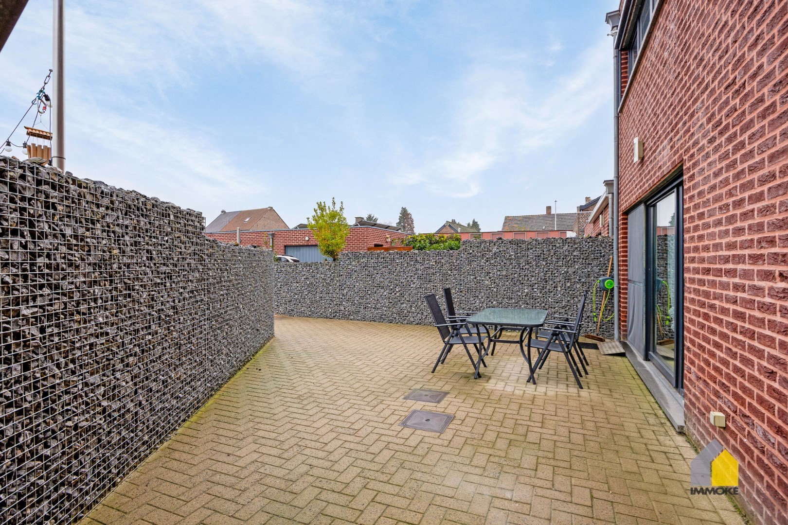 Gelijkvloers appartement (120 m²) met ruime woonkamer, 2 slpks. en terras. 