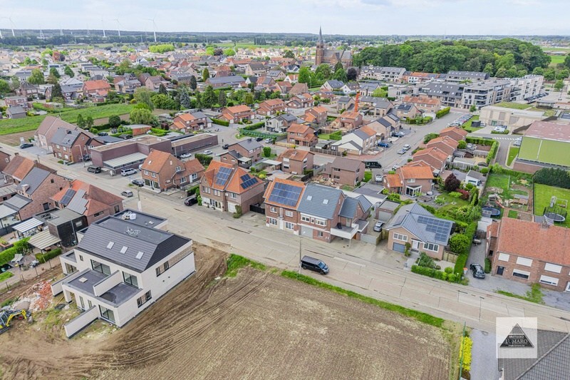 Centraal gelegen halfvrijstaande woning. 6 slaapkamers. Te renoveren. 
