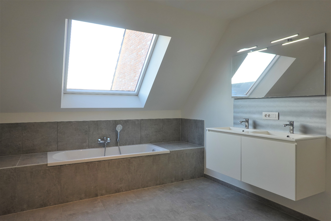 Halfopen nieuwbouw met inpandige garage 