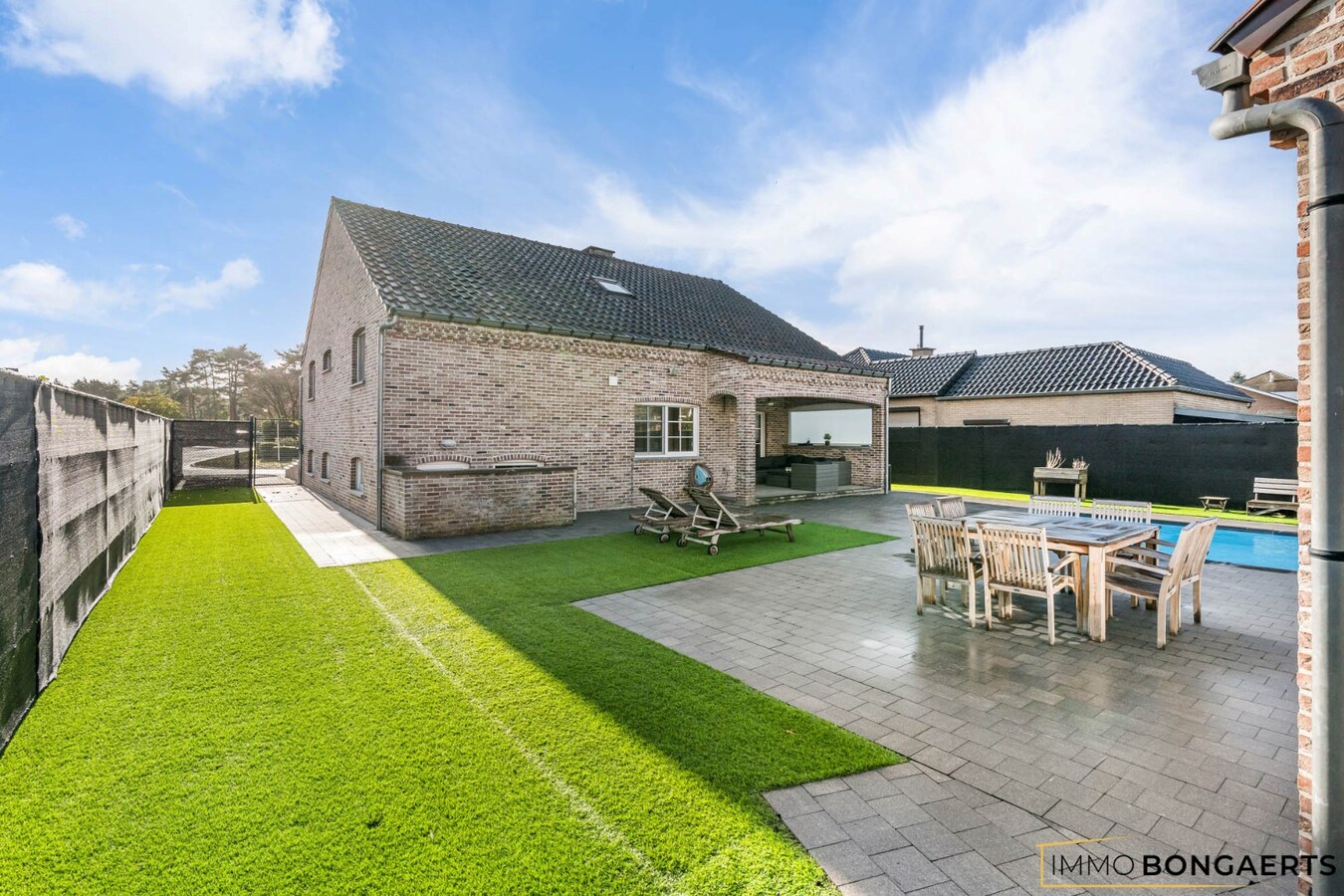 Instapklare woning met 4 slaapkamers en zwembad 