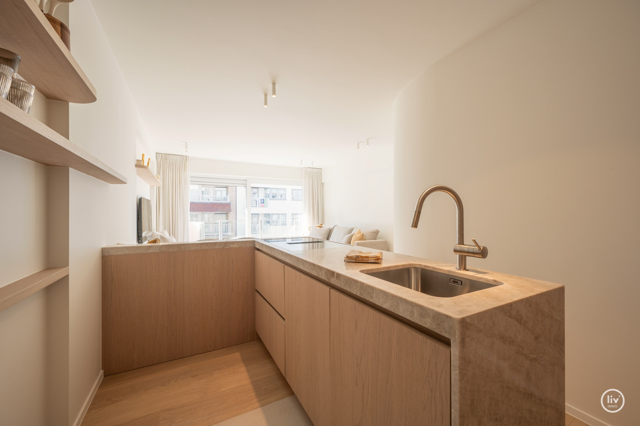 Luxueus gerenoveerd tweeslaapkamerappartement op toplocatie te Dumortierlaan. 
