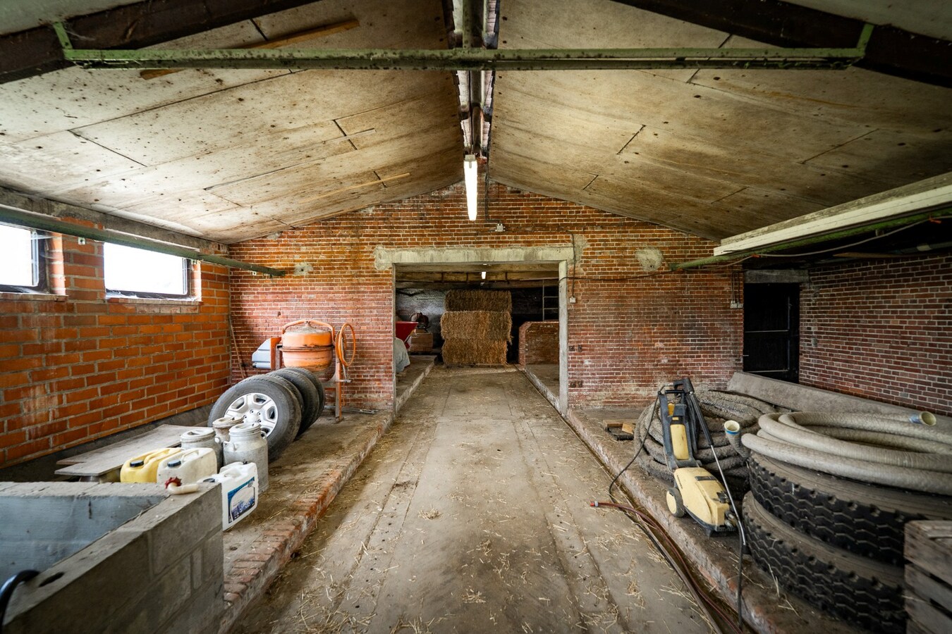 Farm to be renovated with stables and pastures on approximately 1.7 hectares in Herk-de-Stad. 