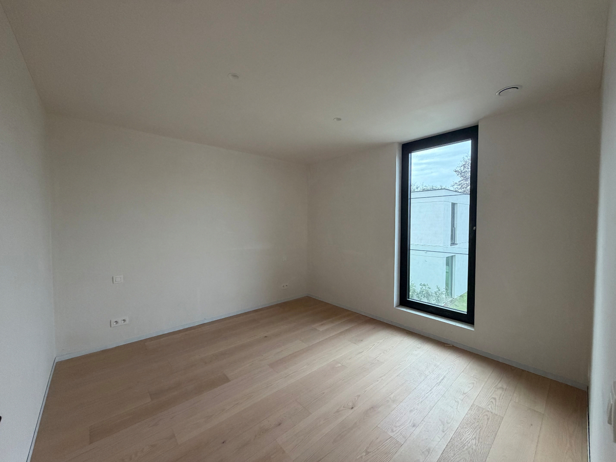 Ruime nieuwbouwwoning met terras en tuin. 