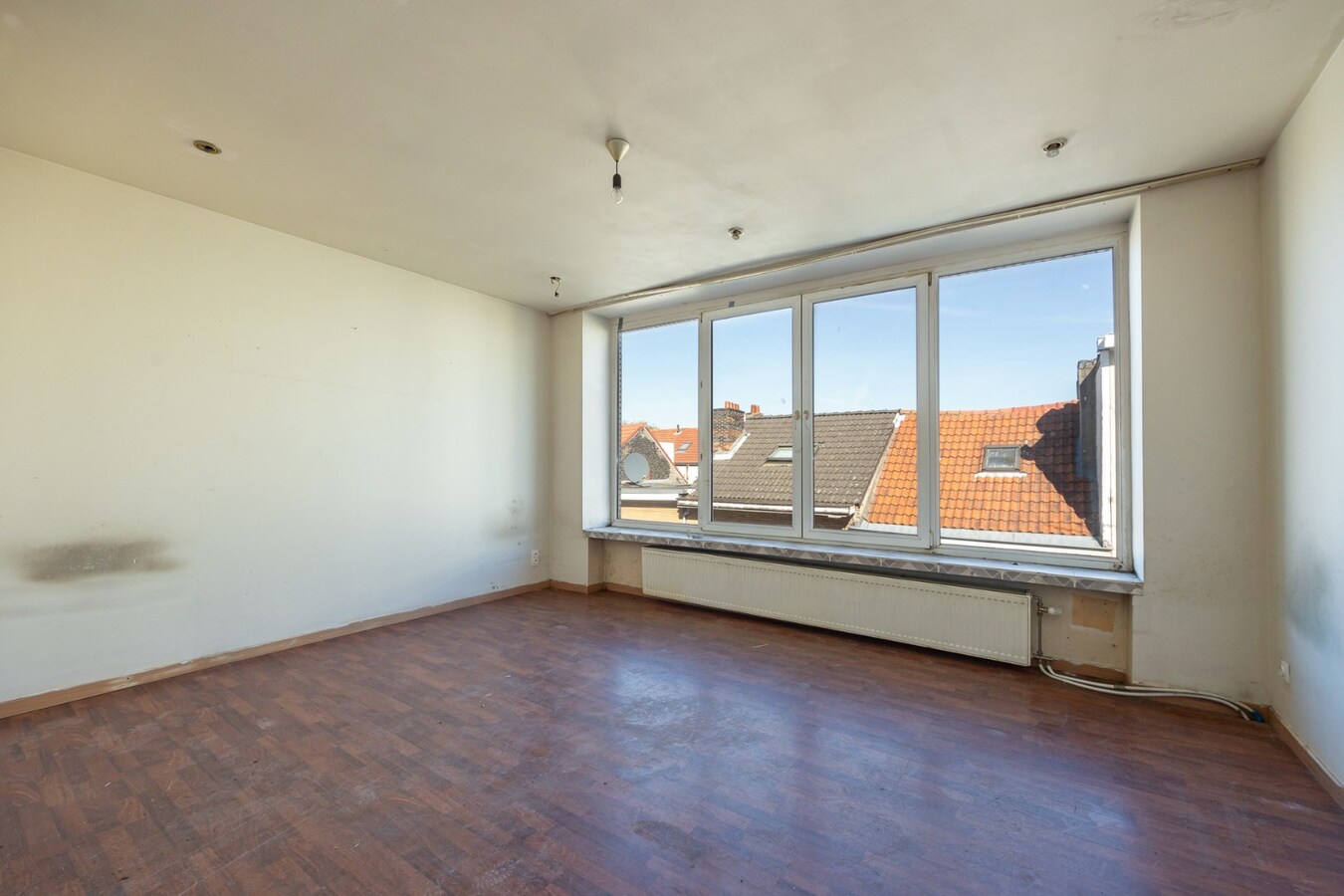 Te renoveren opbrengsteigendom met garage te Antwerpen! 