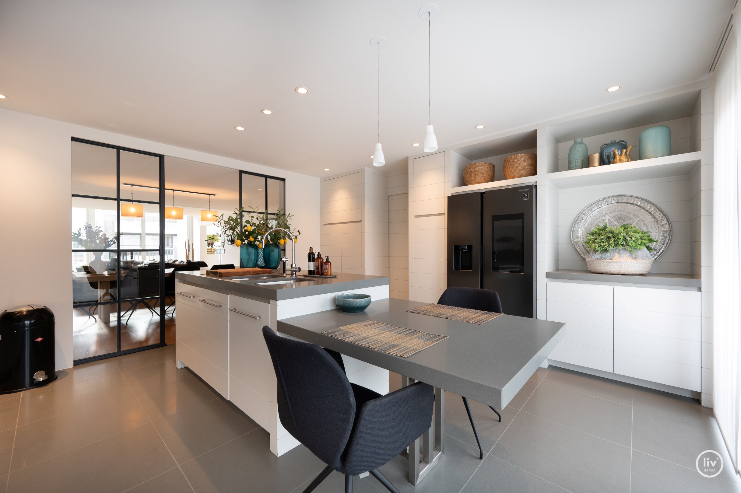 Récente mezzanine de 292 m2 située au centre avec de grandes terrasses, située dans la Vanbunnenlaan à Knokke. 