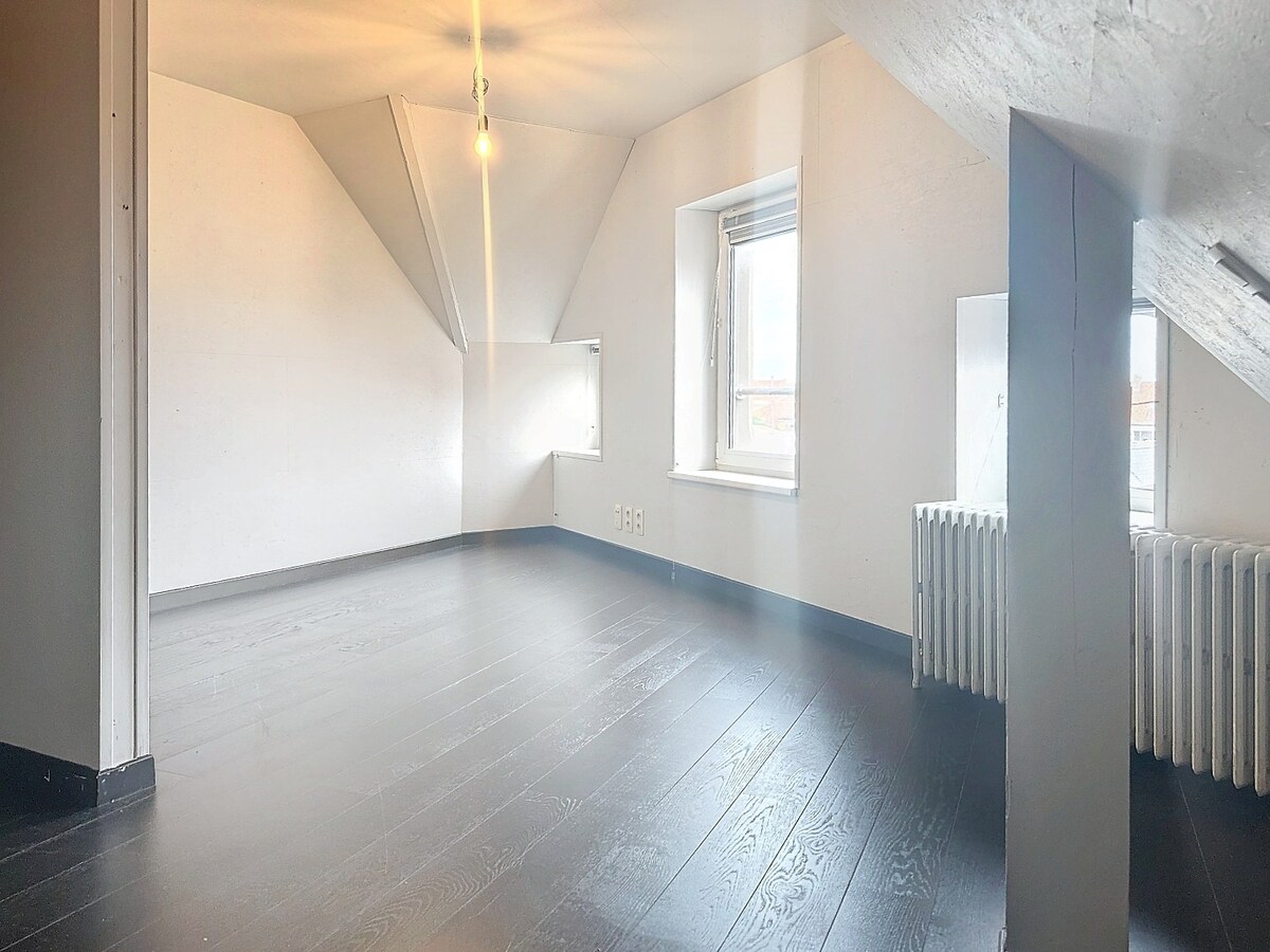 Opbrengsteigendom bestaande uit 3 appartementen en handelsgelijkvloers gelegen in het centrum van Koekelare 