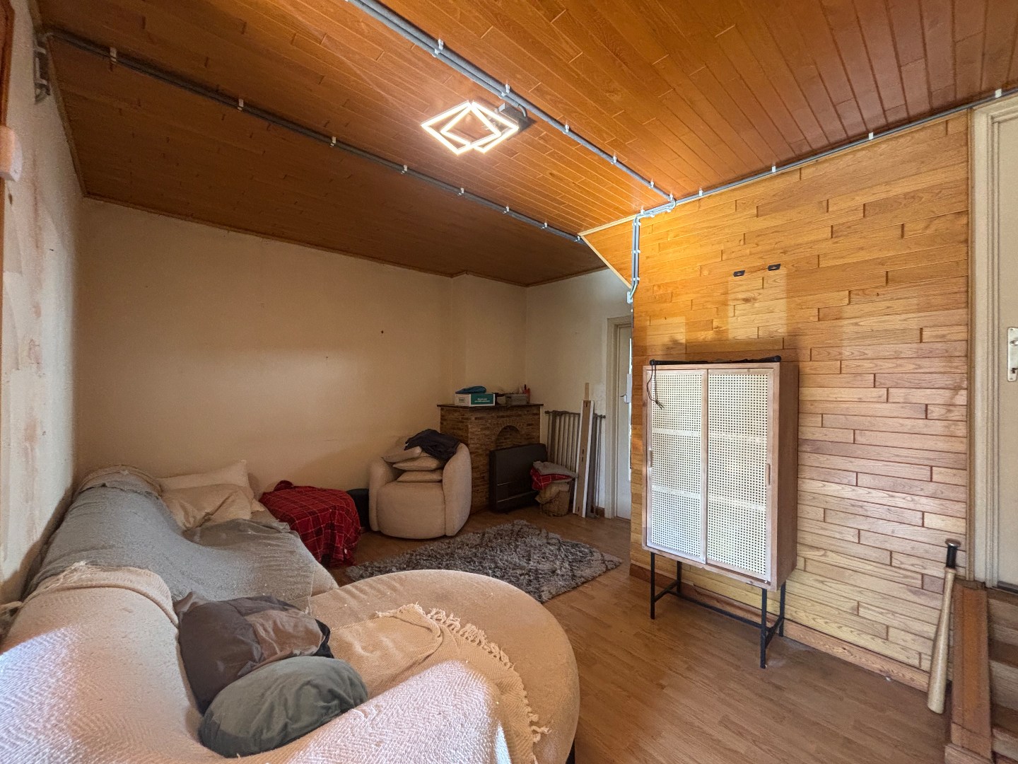 Te renoveren woning met 2 ruime slaapkamers in Mol 