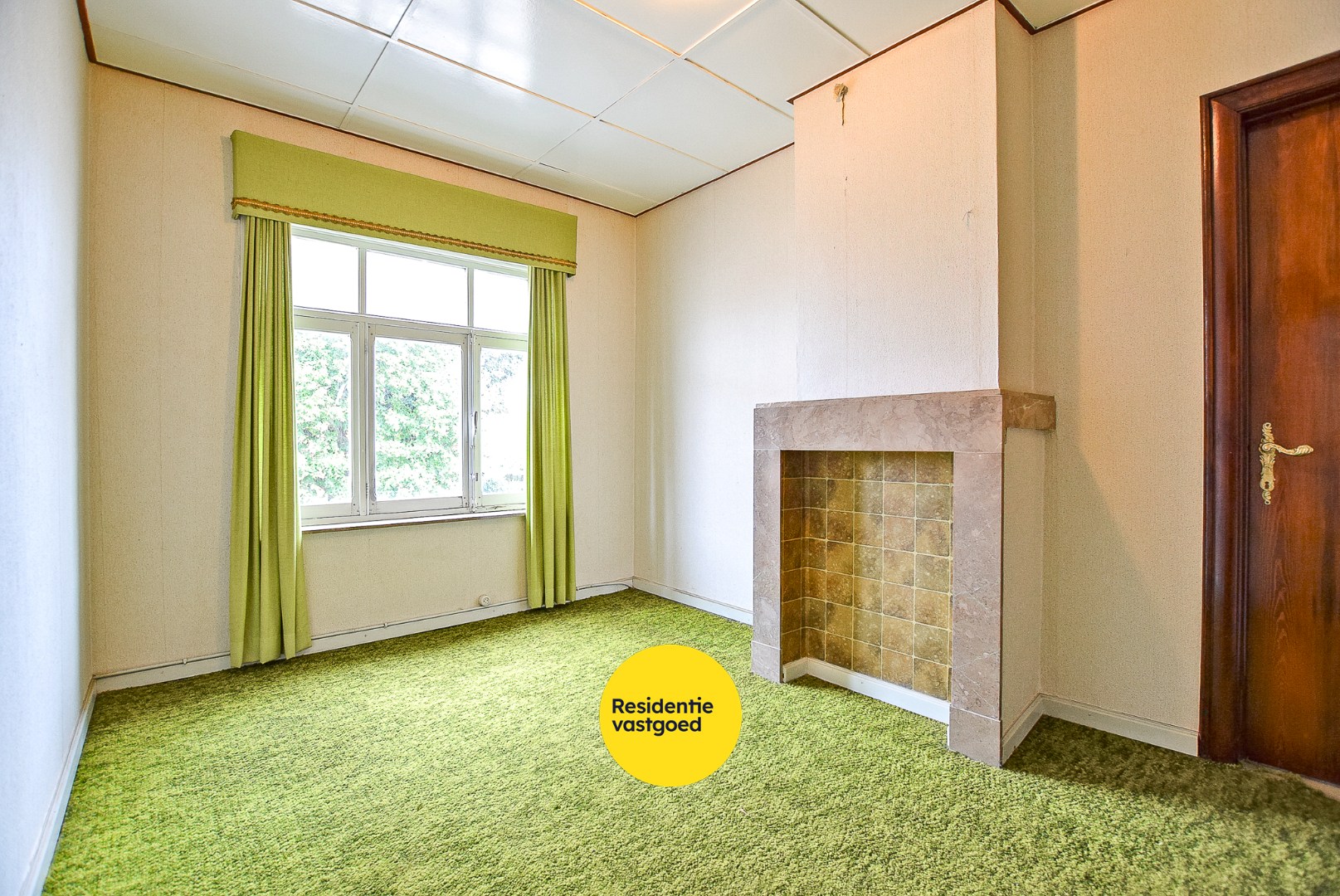 Zeer ruime te renoveren woning met statige gevel op 445 m² met zuid-west georiënteerde tuin. 