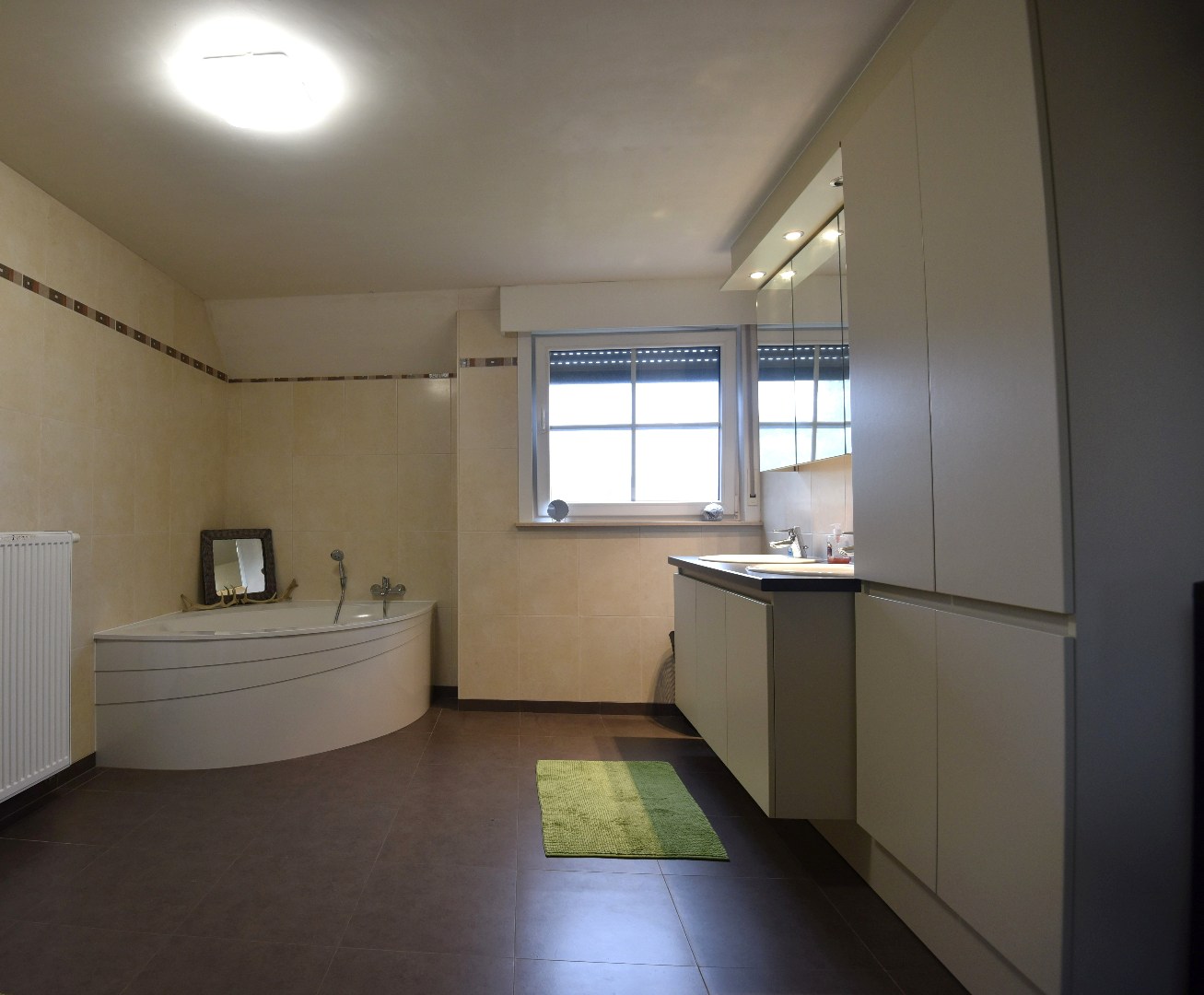 Ruime open bebouwing met 5 slaapkamers te Adegem 