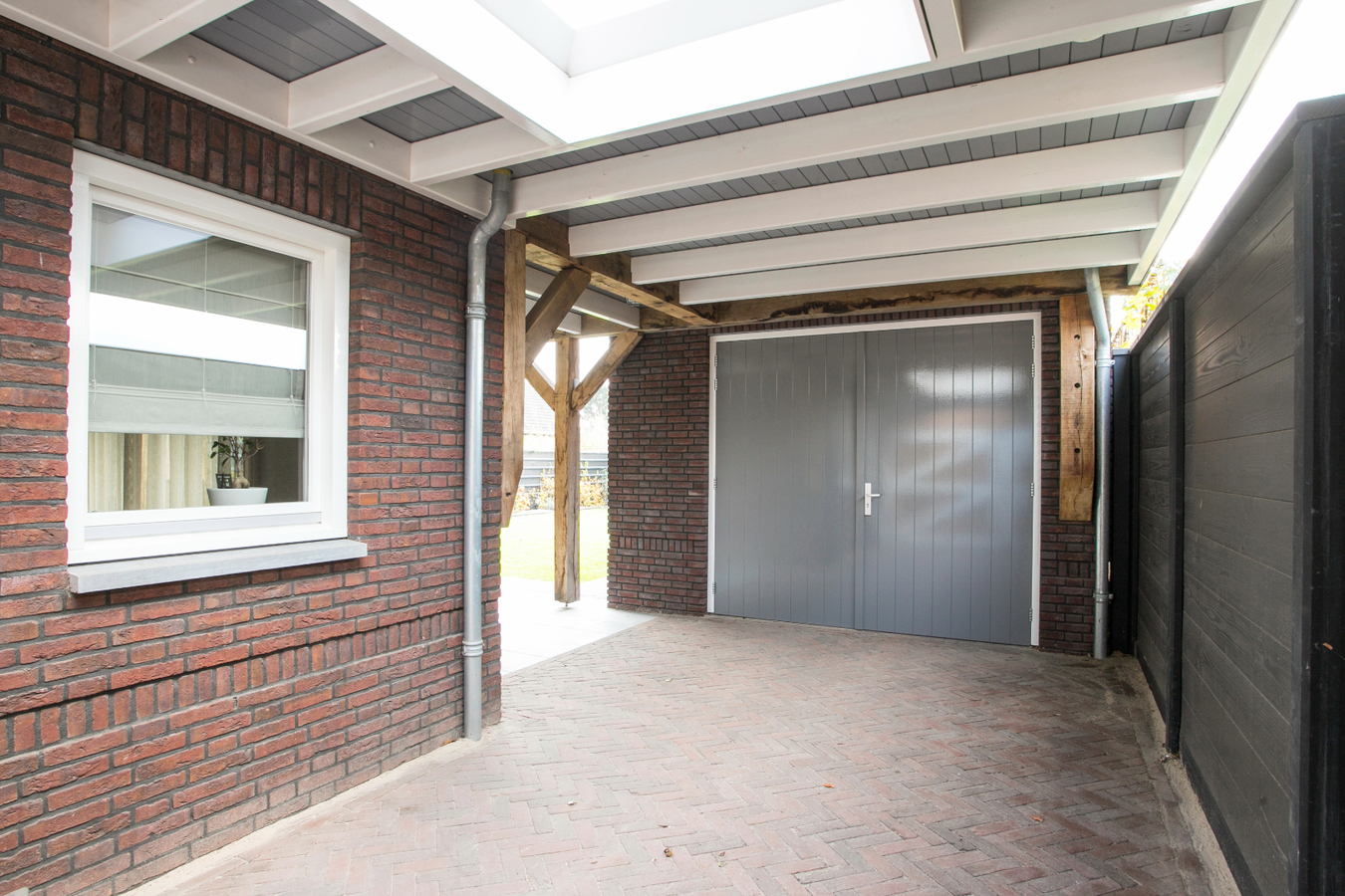 Vrijstaande, instapklare eengezinswoning met garage en carport afgewerkt in landelijke stijl. 